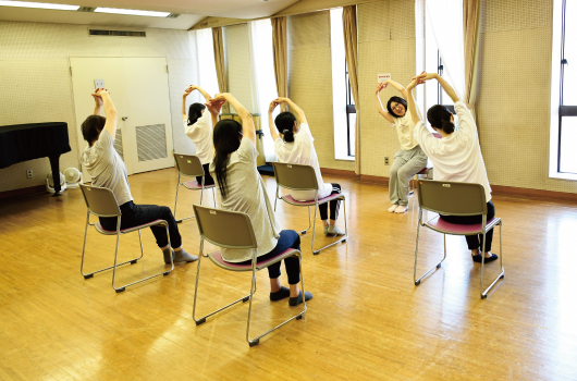 画像　座ったままdeヨーガ