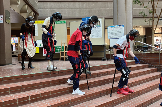 画像　高齢者の疑似体験の様子